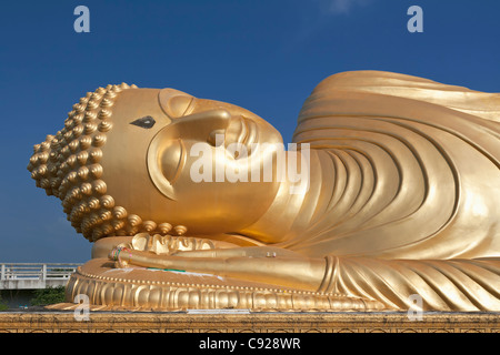 Gigante Buddha reclinato,Wat Phranom Laem Phor, Ko Yo, Thailandia Foto Stock