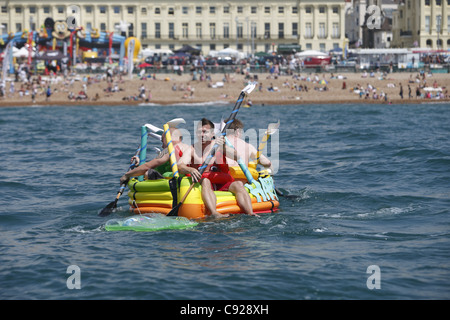 La stravagante pala annuale qualcosa di insolito intorno al molo, tenuto su un fine settimana di luglio in Brighton e Hove, East Sussex, Inghilterra Foto Stock