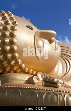 Gigante Buddha reclinato,Wat Phranom Laem Phor, Ko Yo, Thailandia Foto Stock