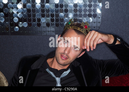 Uomo che indossa la corona di plastica in bar Foto Stock