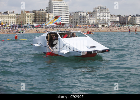 La stravagante pala annuale qualcosa di insolito intorno al molo, tenuto su un fine settimana di luglio in Brighton e Hove, East Sussex, Inghilterra Foto Stock