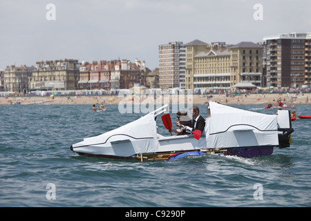 La stravagante pala annuale qualcosa di insolito intorno al molo, tenuto su un fine settimana di luglio in Brighton e Hove, East Sussex, Inghilterra Foto Stock