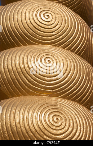 Gigante Buddha reclinato,Wat Phranom Laem Phor, Ko Yo, Thailandia. Dettaglio della punta di tre dita Foto Stock