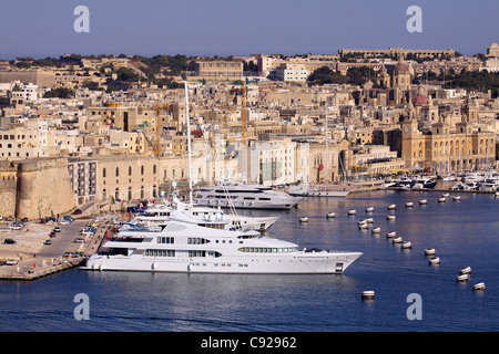 Un lussuoso charter yacht a motore completo con elicottero sul ponte ormeggiata in Dockyard Creek accanto al distretto di Birgu Foto Stock