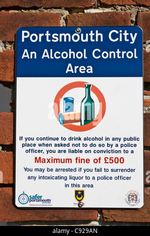Un segno a Southsea, Portsmouth città, attenzione che questo è un alcool area di controllo. Foto Stock