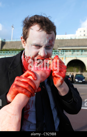 La stravagante Zombie annuale tenutasi a piedi su un autunno weekend, dalla stazione ferroviaria alla spiaggia di Brighton, East Sussex, Inghilterra Foto Stock