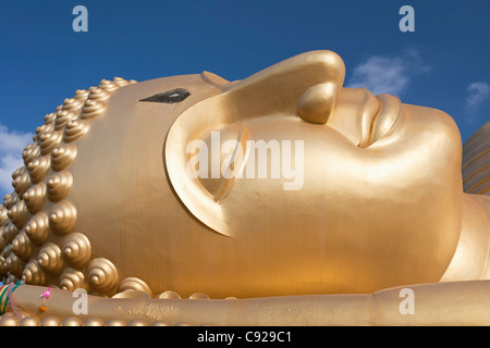 Gigante Buddha reclinato,Wat Phranom Laem Phor, Ko Yo, Thailandia Foto Stock