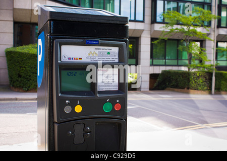 Powered Solar Pay & Display parchimetro ticket machine, Foto Stock