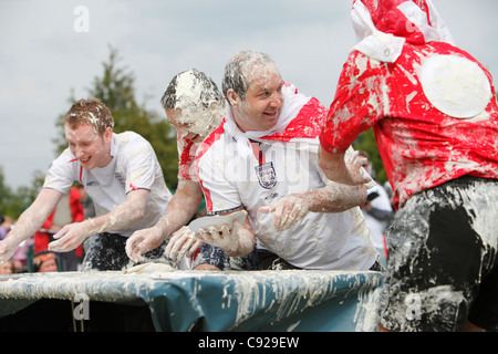 I bizzarri annuale ufficiale la crema mondiale campionato a torta, svoltasi in estate in Coxheath, vicino a Maidstone nel Kent, Inghilterra Foto Stock