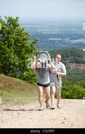 La stravagante Wrekin annuale Corsa della botte, tenutasi il Wrekin, vicino a Telford in Shropshire, Inghilterra Foto Stock