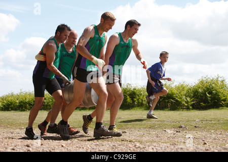 La stravagante Wrekin annuale Corsa della botte, tenutasi il Wrekin, vicino a Telford in Shropshire, Inghilterra Foto Stock