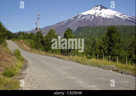 Il Cile, Regione Araucania, strada di montagna e Vulcano Villarrica in background Foto Stock