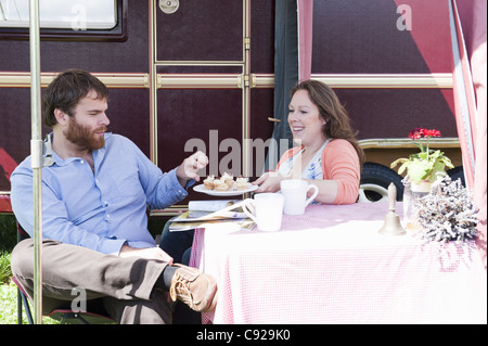 Giovane picnic al di fuori del rimorchio Foto Stock