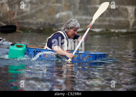 Il bizzarro mondo annuale bagno di stagno svoltisi in un fine settimana estivo in centro porto, Castletown, sull' Isola di Man Foto Stock