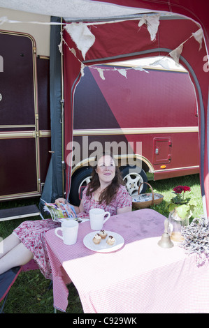 Donna rivista di lettura al di fuori del rimorchio Foto Stock