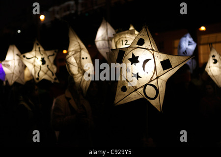 Parade. I bizzarri invernale annuale festival solstice, bruciando gli orologi in Brighton, East Sussex, Inghilterra Foto Stock