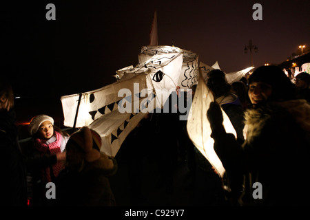 Parade. I bizzarri invernale annuale festival solstice, bruciando gli orologi in Brighton, East Sussex, Inghilterra Foto Stock