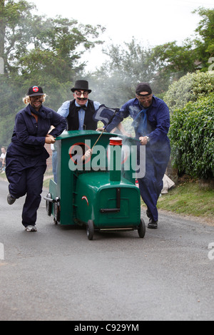 I bizzarri annuale di tre ferri di cavallo bidone con ruote gara, svoltasi in estate in tre ferri di cavallo in pub Hernhill, nel Kent, Inghilterra Foto Stock