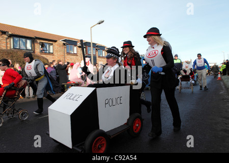 La stravagante Pagham annuale Pram gara disputata annualmente sul Boxing Day, 26 dic, nel villaggio di Pagham, West Sussex, in Inghilterra Foto Stock