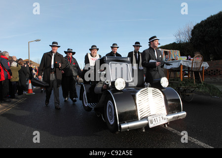 La stravagante Pagham annuale Pram gara disputata annualmente sul Boxing Day, 26 dic, nel villaggio di Pagham, West Sussex, in Inghilterra Foto Stock