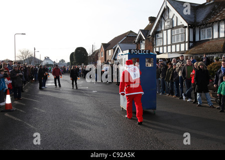 La stravagante Pagham annuale Pram gara disputata annualmente sul Boxing Day, 26 dic, nel villaggio di Pagham, West Sussex, in Inghilterra Foto Stock