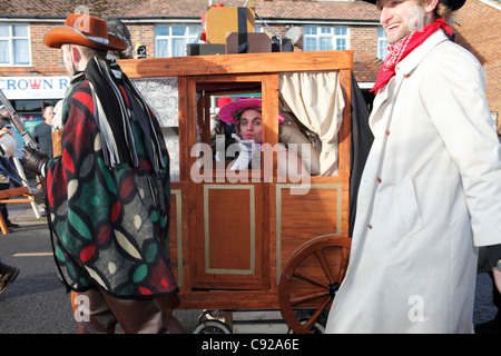 La stravagante Pagham annuale Pram gara disputata annualmente sul Boxing Day, 26 dic, nel villaggio di Pagham, West Sussex, in Inghilterra Foto Stock