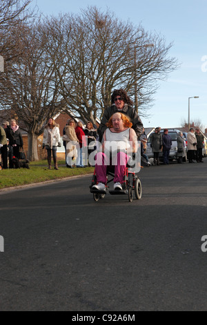 La stravagante Pagham annuale Pram gara disputata annualmente sul Boxing Day, 26 dic, nel villaggio di Pagham, West Sussex, in Inghilterra Foto Stock