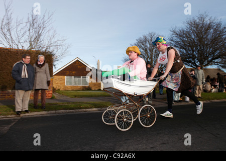 La stravagante Pagham annuale Pram gara disputata annualmente sul Boxing Day, 26 dic, nel villaggio di Pagham, West Sussex, in Inghilterra Foto Stock