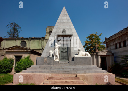 Il Cile, Santiago, Cementerio Generale (cimitero), tomba costruita nella piramide egizia forma Foto Stock