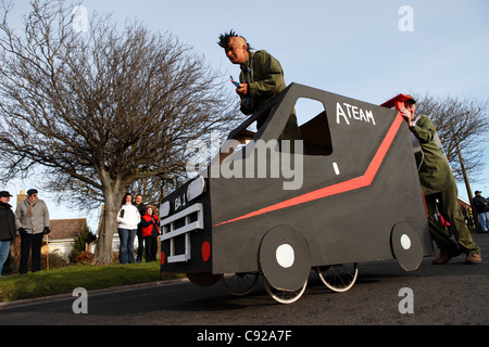 La stravagante Pagham annuale Pram gara disputata annualmente sul Boxing Day, 26 dic, nel villaggio di Pagham, West Sussex, in Inghilterra Foto Stock