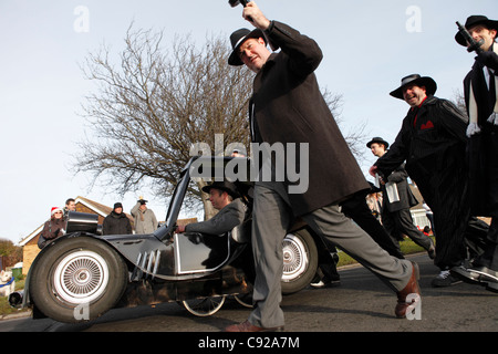 La stravagante Pagham annuale Pram gara disputata annualmente sul Boxing Day, 26 dic, nel villaggio di Pagham, West Sussex, in Inghilterra Foto Stock