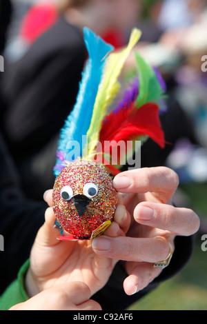 I bizzarri annuale uovo di pasqua Rolling Competition, tenutosi a Pasqua lunedì festivo, Devil's Dyke, West Sussex, in Inghilterra Foto Stock