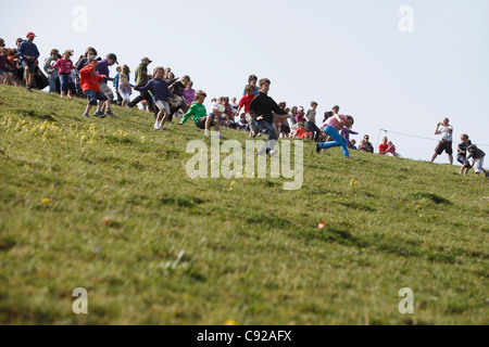 I bizzarri annuale uovo di pasqua Rolling Competition, tenutosi a Pasqua lunedì festivo, Devil's Dyke, West Sussex, in Inghilterra Foto Stock