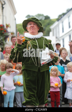 La stravagante a Totnes annuali gare di arancione, tenuto su un estate mattina dei giorni feriali su High Street a Totnes, Devon, Englan Foto Stock