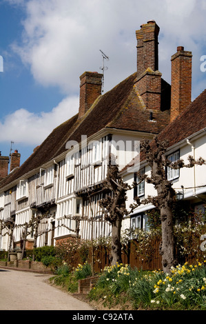 Il villaggio di Chilham nel Kent ha edifici storici e molto pochi edifici moderni che lo rende molto popolare di set cinematografico per Foto Stock