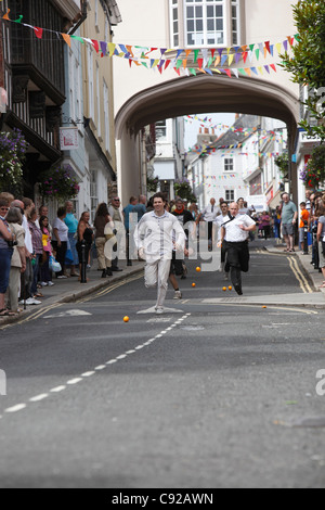 La stravagante a Totnes annuali gare di arancione, tenuto su un estate mattina dei giorni feriali su High Street a Totnes, Devon, Inghilterra Foto Stock