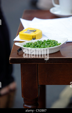 Il bizzarro mondo annuale Pea gettando campionati, svoltasi a Lewes Arms public house, in Lewes, East Sussex, Inghilterra Foto Stock