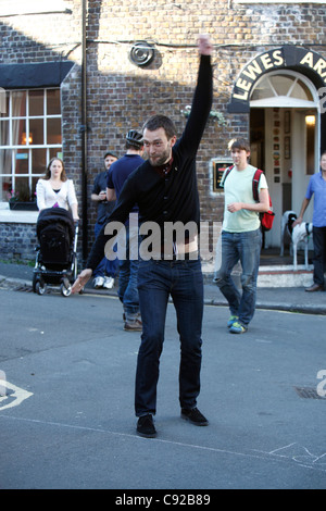 Il bizzarro mondo annuale Pea gettando campionati, svoltasi a Lewes Arms public house, in Lewes, East Sussex, Inghilterra Foto Stock