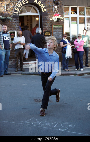 Il bizzarro mondo annuale Pea gettando campionati, svoltasi a Lewes Arms public house, in Lewes, East Sussex, Inghilterra Foto Stock