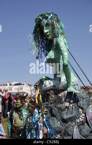 La stravagante Jack annuale del Festival Verdi processione che si svolge il giorno di maggio, intorno alla città vecchia di Hastings, East Sussex, Inghilterra Foto Stock