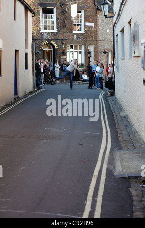 Il bizzarro mondo annuale Pea gettando campionati, svoltasi a Lewes Arms public house, in Lewes, East Sussex, Inghilterra Foto Stock