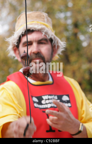 Il bizzarro mondo annuale Conker campionati, svoltasi a New Lodge campi, Polebrook, posteriore Oundle nel Northamptonshire, Inghilterra Foto Stock