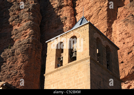 Spagna Aragona, provincia di Huesca, Mallos de Riglos, Iglesia Parroquial, il campanile adiacente alla formazioni di roccia Foto Stock