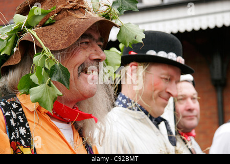 I bizzarri outdoor village pub gioco di Dwile Flonking (o Dwyle Flunking), tenutasi al birrificio Harveys, Lewes, East Sussex, Inghilterra Foto Stock