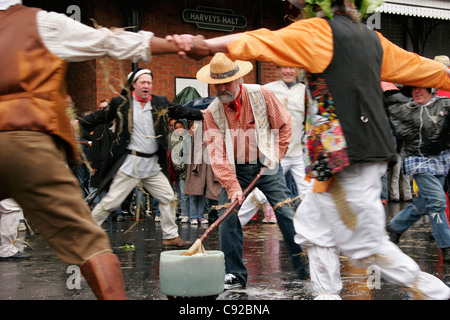 I bizzarri outdoor village pub gioco di Dwile Flonking (o Dwyle Flunking), tenutasi al birrificio Harveys, Lewes, East Sussex, Inghilterra Foto Stock