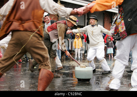 I bizzarri outdoor village pub gioco di Dwile Flonking (o Dwyle Flunking), tenutasi al birrificio Harveys, Lewes, East Sussex, Inghilterra Foto Stock