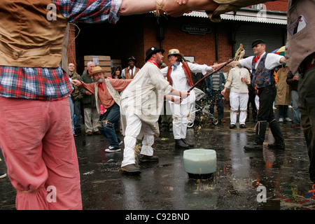 I bizzarri outdoor village pub gioco di Dwile Flonking (o Dwyle Flunking), tenutasi al birrificio Harveys, Lewes, East Sussex, Inghilterra Foto Stock