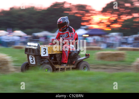 La stravagante BLMRA annuale 12 Ora Lawnmowing gara disputata in diversi punti nel West Sussex ogni anno, Inghilterra Foto Stock