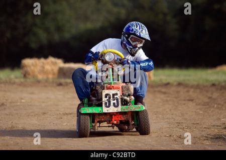 La stravagante BLMRA annuale 12 Ora Lawnmowing gara disputata in diversi punti nel West Sussex ogni anno, Inghilterra Foto Stock