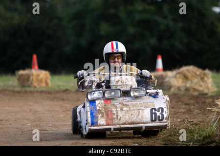 La stravagante BLMRA annuale 12 Ora Lawnmowing gara disputata in diversi punti nel West Sussex ogni anno, Inghilterra Foto Stock